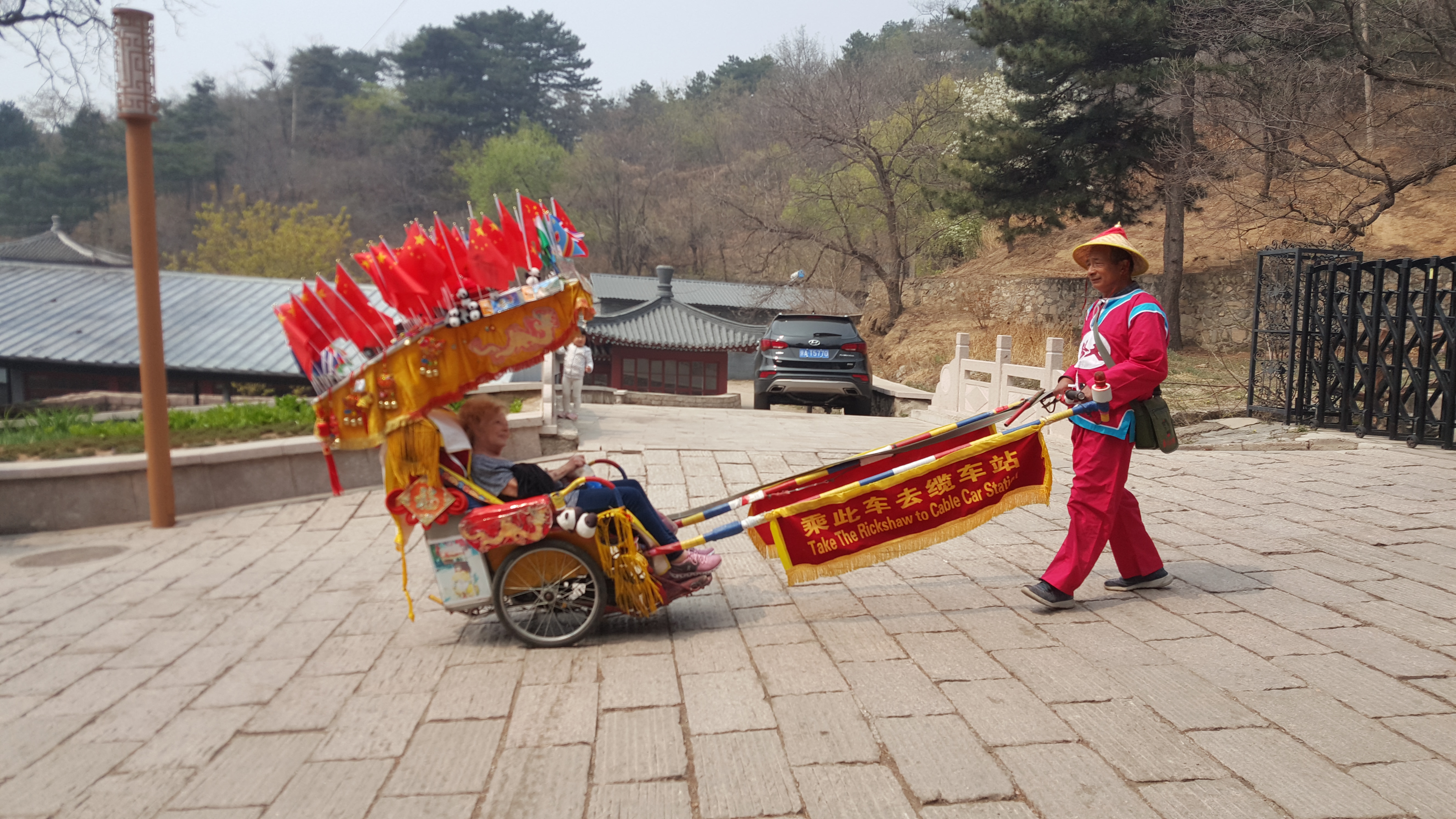 CORESPONDENȚĂ DIN SICHUAN și BEIJING, ULTIMUL CAPITOL | Scriitoarea Doina Ruști, despre plimbarea pe strada unuia dintre cei mai importanți poeți chinezi și excursia la Marele Zid