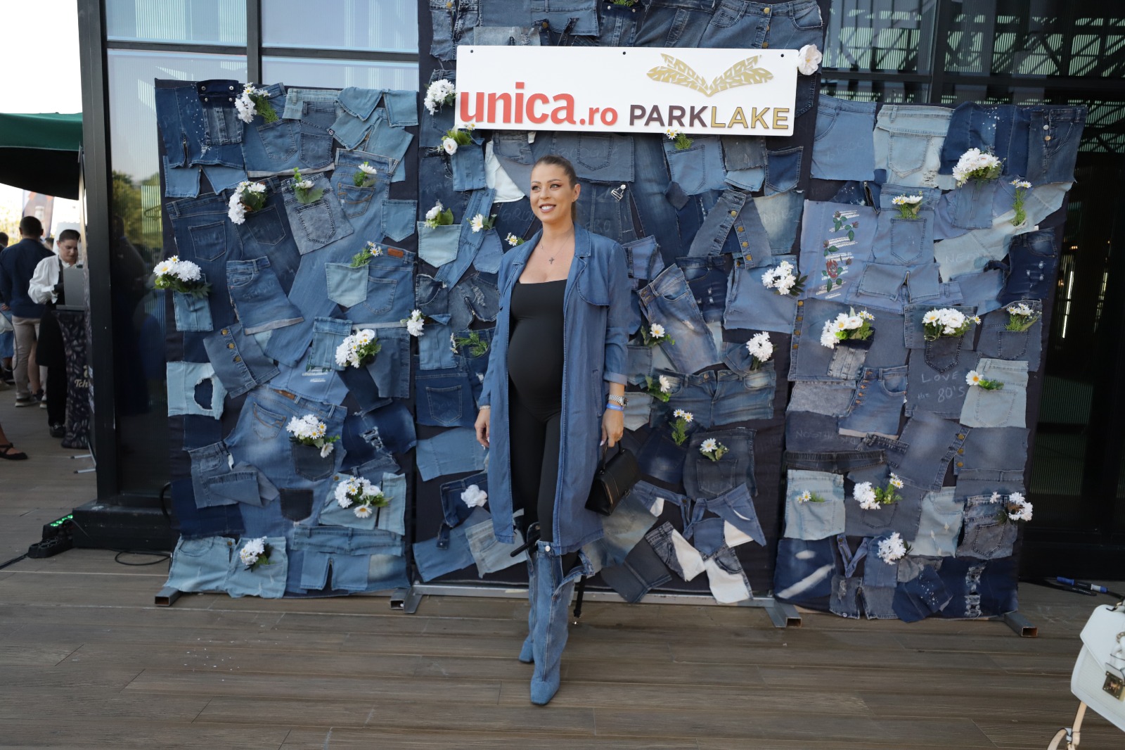 Roxana Nemeș, cu burtica de gravidă la petrecerea Unica Urban Party Nostalgia 2025. Vedeta a radiat de fericire
