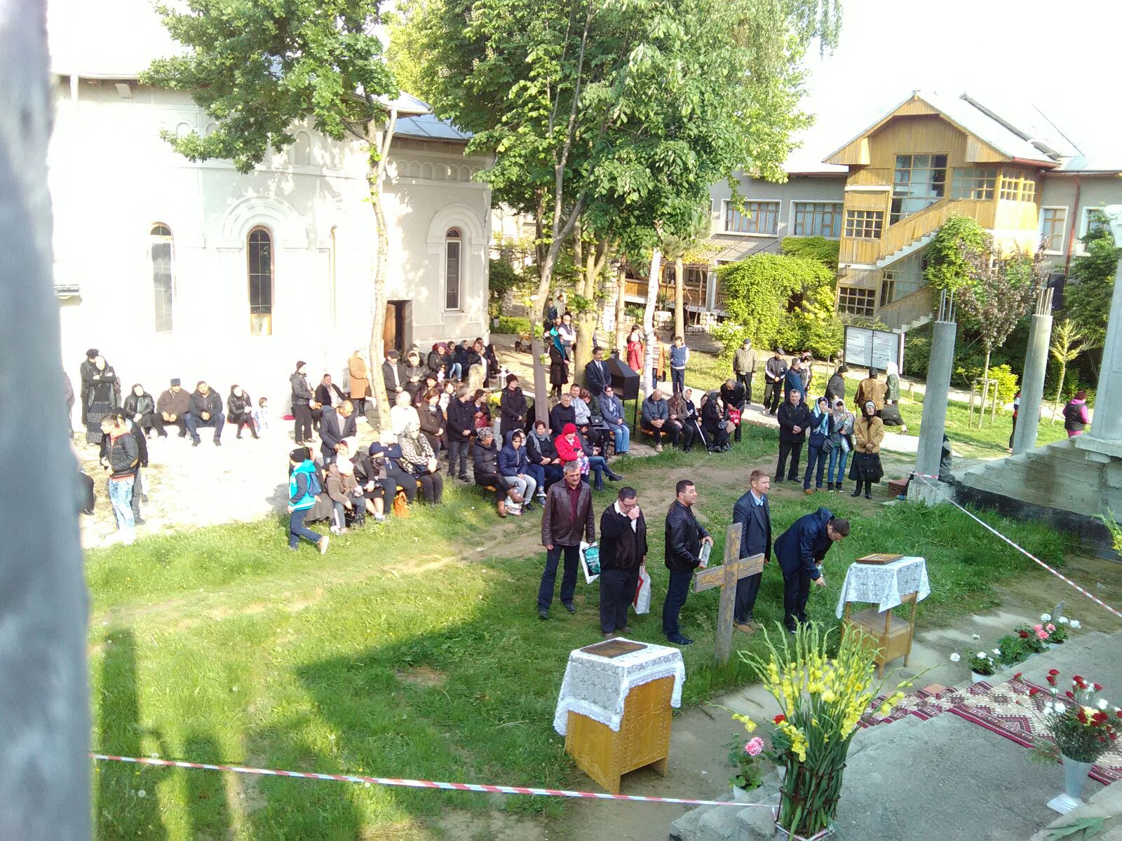 Zeci de mii de credinicioși au stat la coadă de Izvorul Tămădurii, pentru a lua apă sfințită | GALERIE FOTO