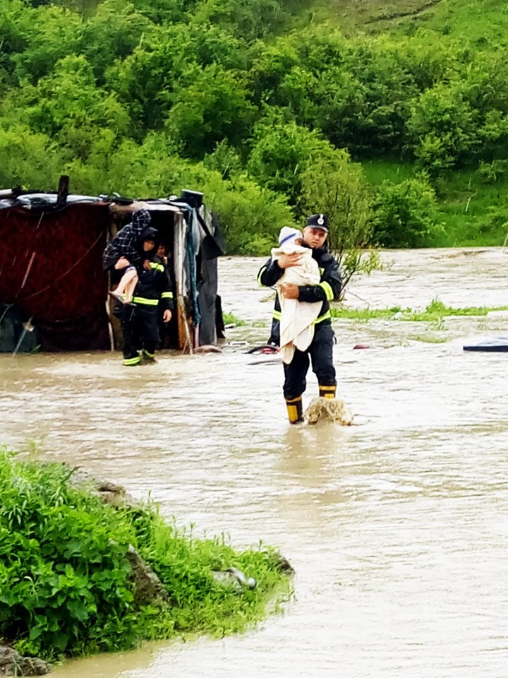 Vremea rea a făcut prăpăd în zece județe. Peste 300 de gospodării au fost evacuate