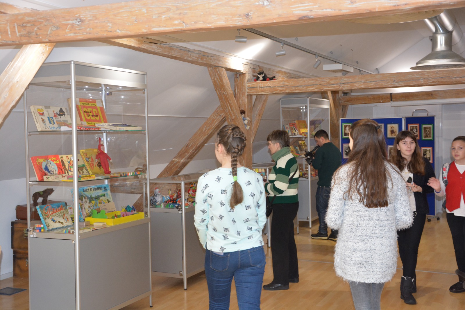 GALERIE FOTO/ Cea mai mare expoziție de jucării, în podul Muzeului de Istorie al Bucovinei. Geta și Liviu, replica românească a păpușilor Barbie și Ken