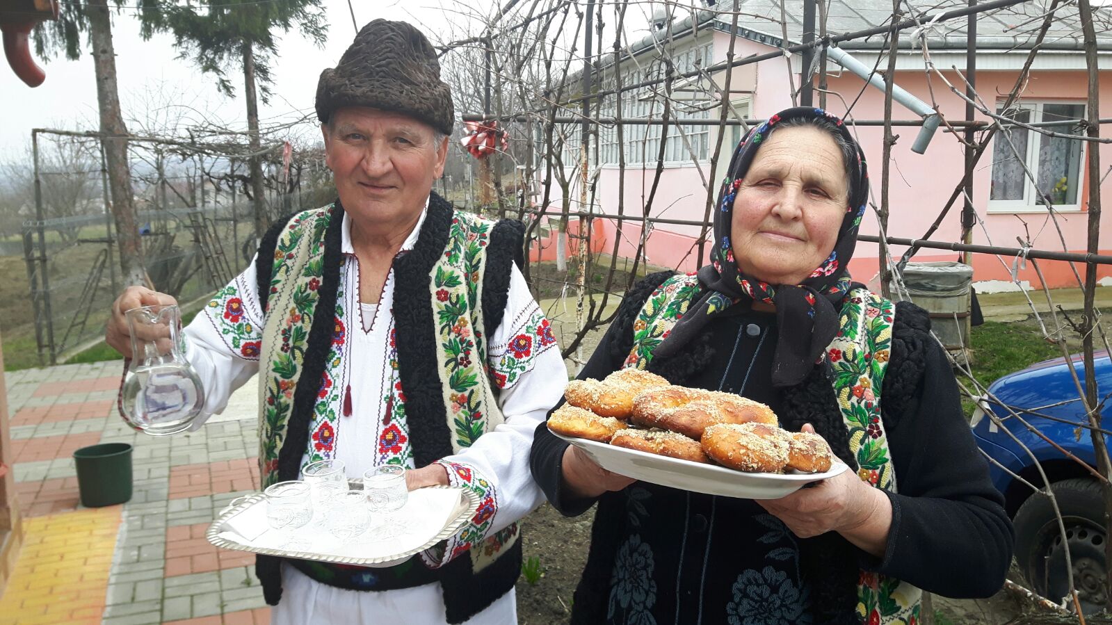 Botoşănenii ţin la tradiţii! Au băut cele 40 de păhărele de alcool! „Ahhh că tare e bună...Udrea” GALERIE FOTO