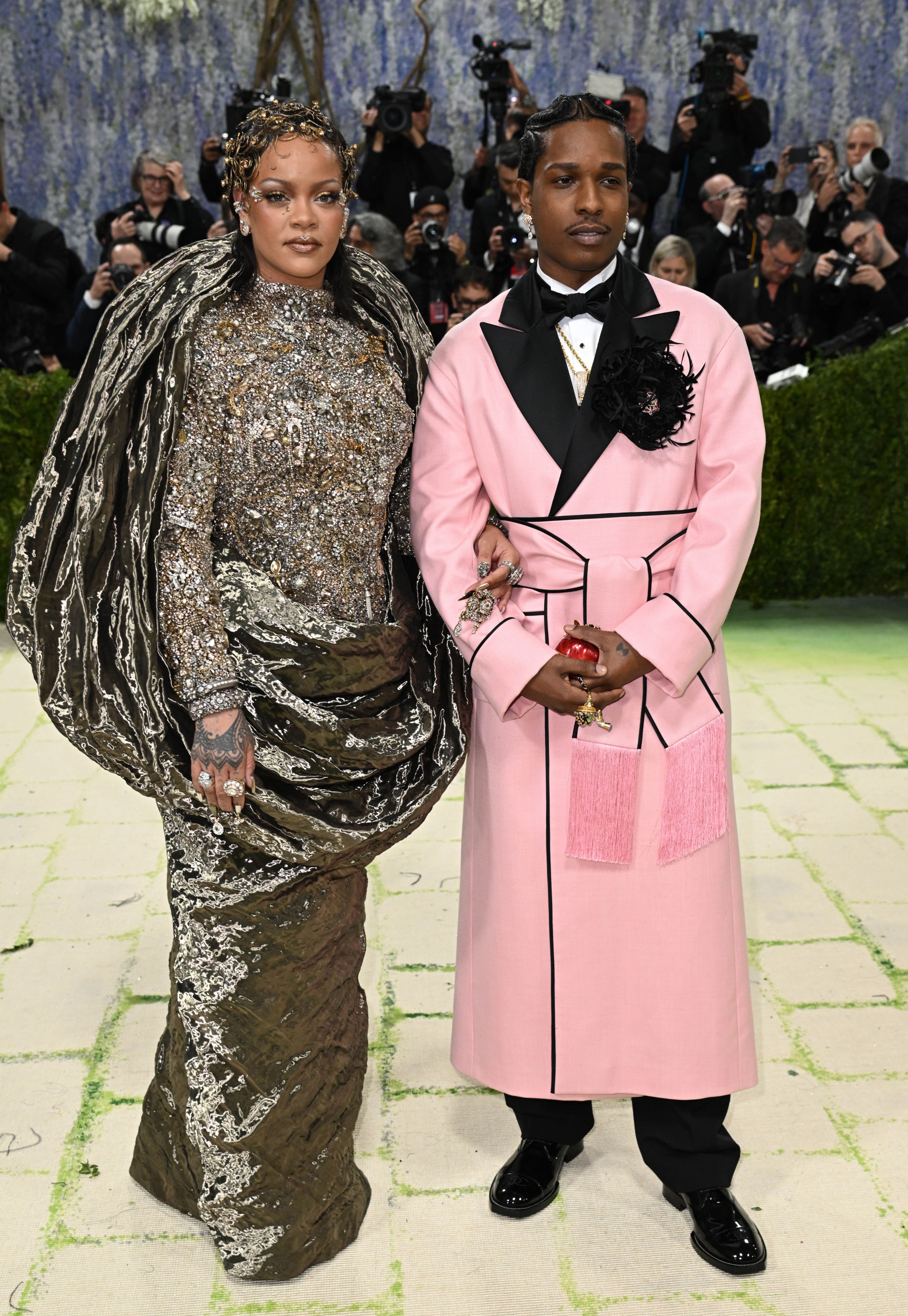Vedete pe „covorul pietruit” la Met Gala 2026. De la rochii impresionante la alegeri controversate