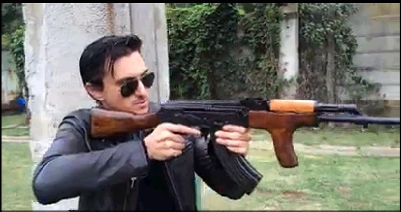 IMAGINI - BOMBĂ. Un fost conducător din Liga 1, surprins cu arma în mână!