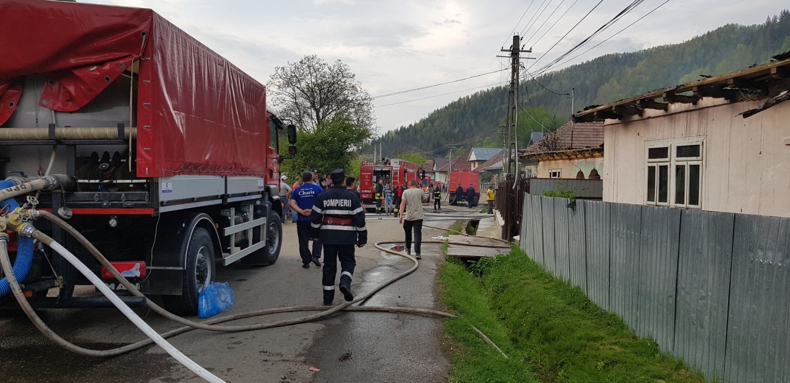 FOTO/Incendiu puternic în Bacău, patru case și două adăposturi de animale fiind cuprinse de flăcări. Focul, pus intenționat