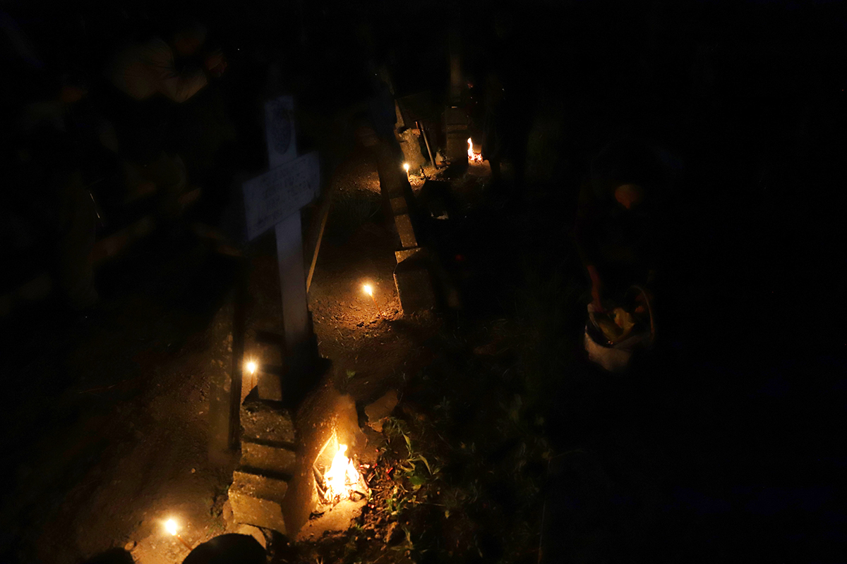 De ce aprind sătenii din Copaciu focul lângă morminte în Joia Mare. „Cu câțiva ani în urmă, aveai impresia că a luat foc cimitirul”