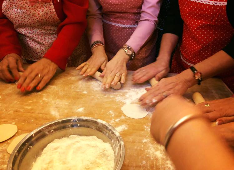 Gabriela Firea și Viorica Dăncilă au gătit de 8 Martie. Uite ce sorțuri poartă