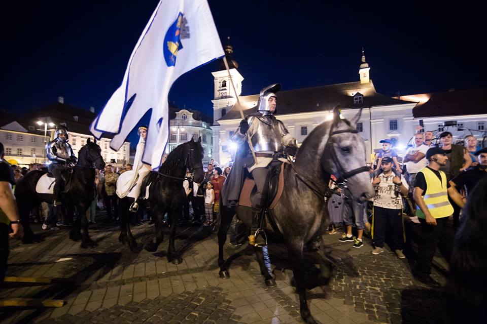 Atmosferă de poveste la Festivalul Medieval din Sibiu 2017. Cavaleri, domnițe și rock medieval în Piața Mare