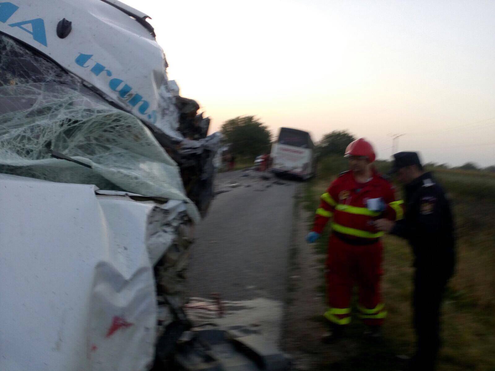 UPDATE: Doi morți și 10 răniți într-un accident în județul Arad. Cum s-a întâmplat nenorocirea