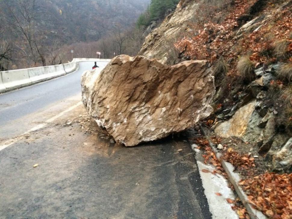 UPDATE: Traficul în Defileul Jiului a revenit la normal. Stânca de 25 de tone, îndepărtată de pe carosabil | FOTO&VIDEO