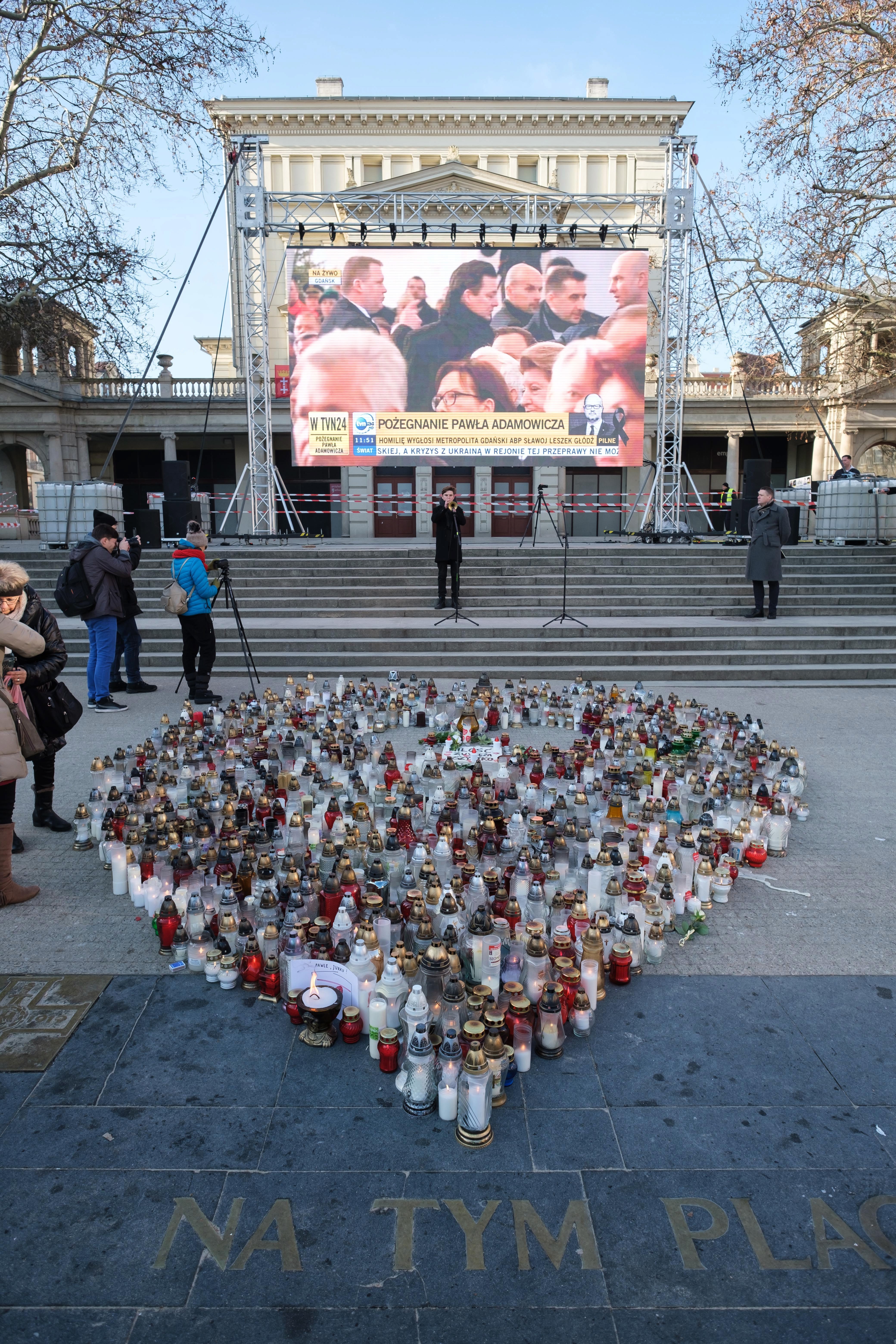 GALERIE FOTO: Zeci de mii de oameni l-au condus pe ultimul drum pe primarul din Gdansk, înjunghiat pe scenă, în timpul unui eveniment