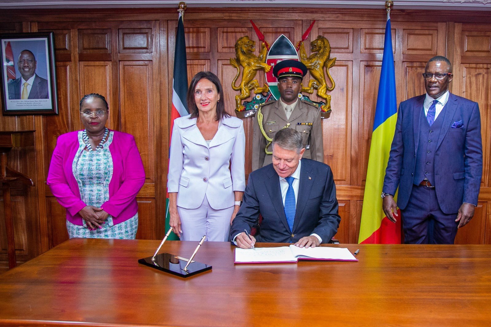 Klaus Iohannis a ajuns în Kenya, prima țară din turneul african. Discuții cu omologul său, William Ruto