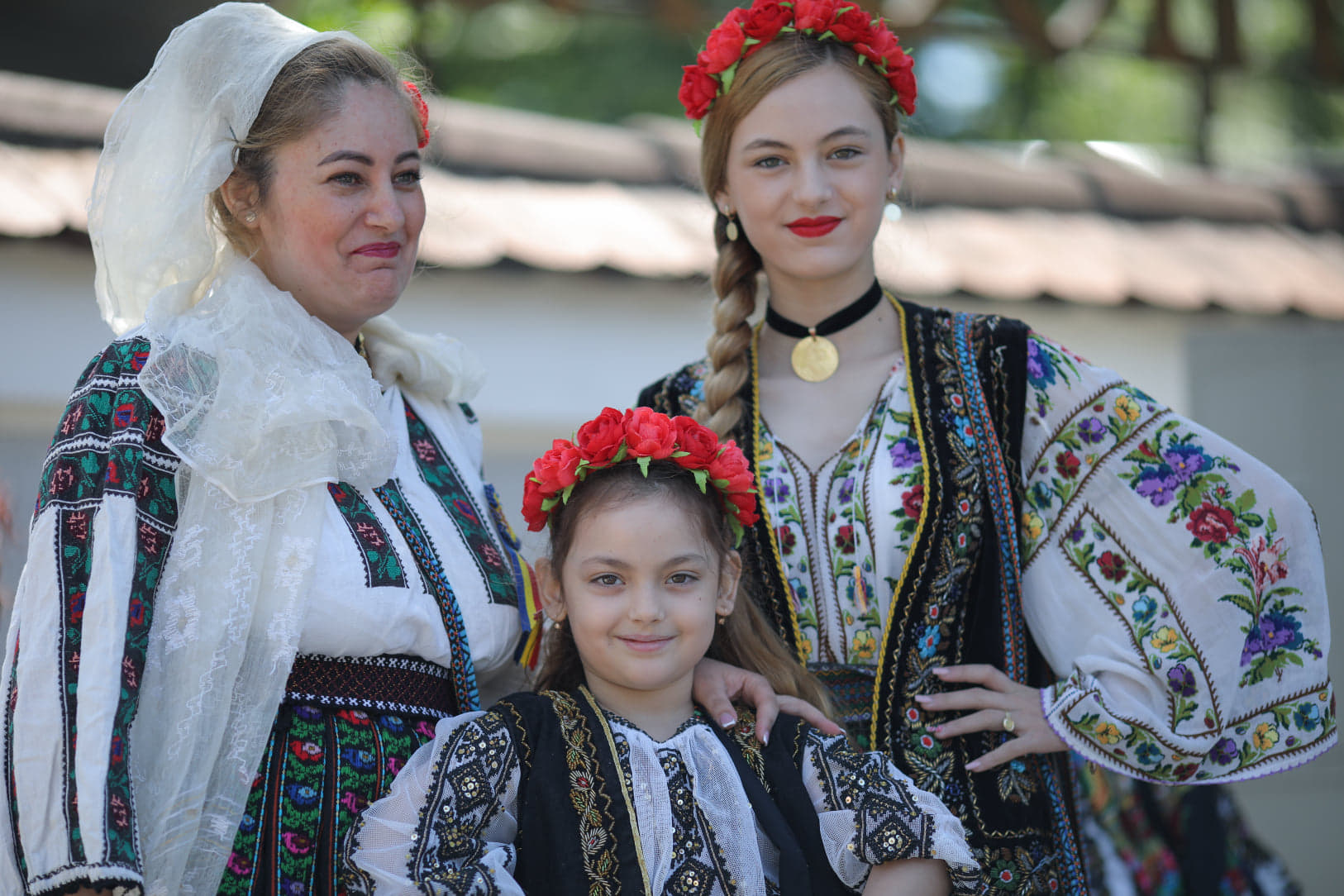 Zeci de oameni au defilat în costume populare, de ziua națională a portului tradițional din România / FOTO