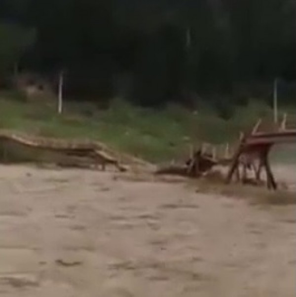 Un pod a fost distrus de viitură în zona Frasin-Moldovița, județul Suceava