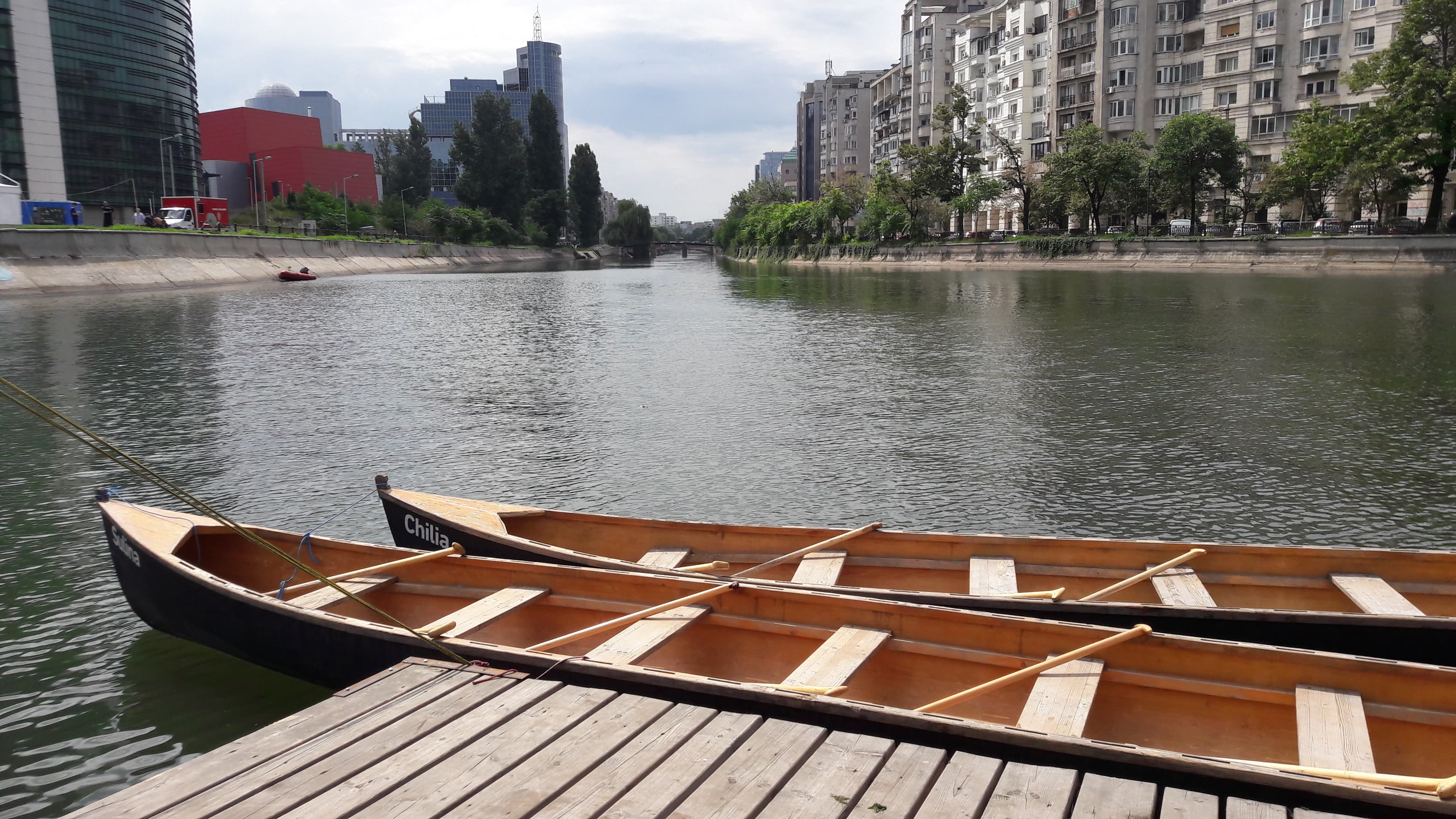 Concurs de vâslit în canotcă, pe malul Dâmboviței. Ivan Patzaichin e prezent la „Descoperă Rowmania”