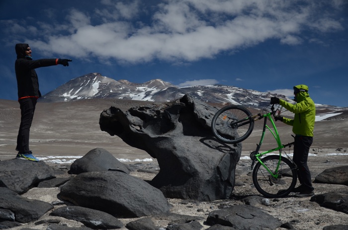 Românii care au traversat Deșertul Atacama și vulcanul Ojos del Salado pe biciclete Pegas au sosit în țară | FOTO