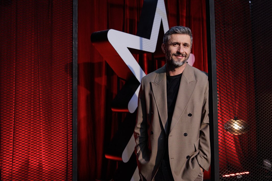 Încep edițiile live „Românii au talent”. Cum vede Dragoș Bucur trecerea de la înregistrări la direct: „Venim cu partea noastră” | EXCLUSIV