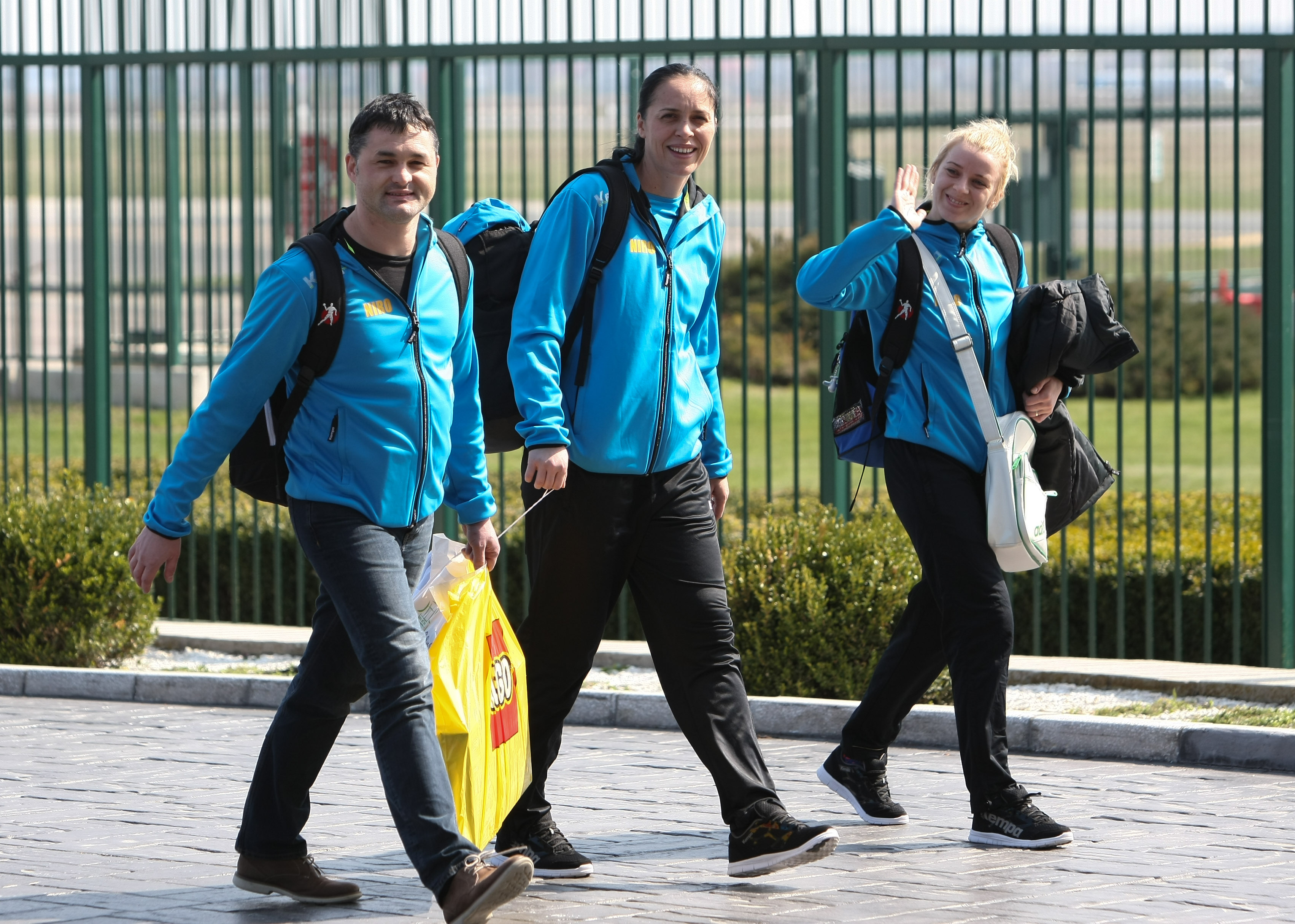 Calificate en-fanfare la Olimpiadă, tricolorele de la handbal au ajuns acasă! Bolnave, dar olimpice! Starul Cristina Neagu, despre șansele de a urca pe podium la Rio: “Nu vreau să mă hazardez, sunt multe detalii de care depinde obținerea unei medalii”. Două fete se căsătoresc! VIDEO