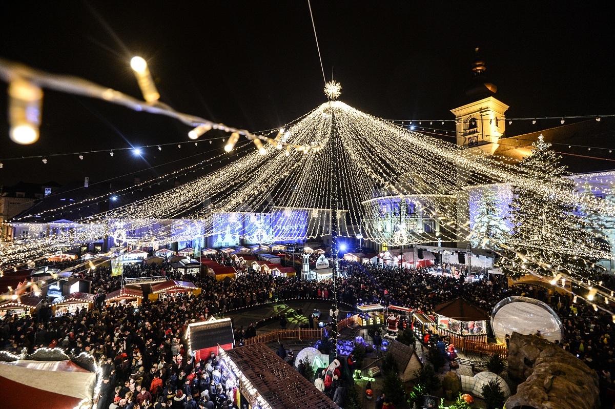 Târgul de Crăciun din Sibiu a început. Proiecția grandioasă din Piața Mare, urmărită de peste zece mii de oameni