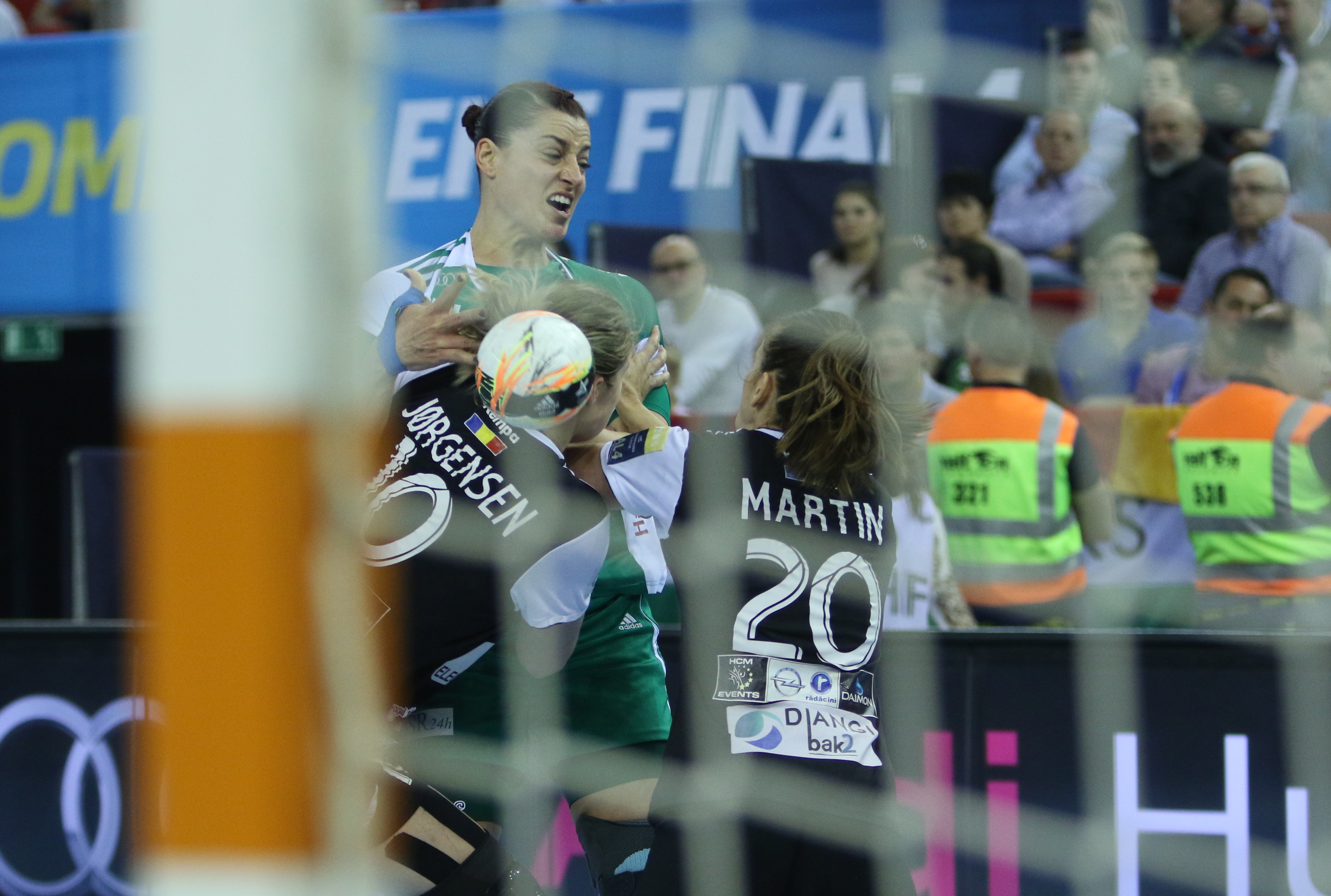 CSM Bucureşti este noua regină a Europei. Echipa noastră a câştigat, dramatic, la 7 metri, finala Ligii Campionilor la handbal feminin cu Gyor/ FOTO