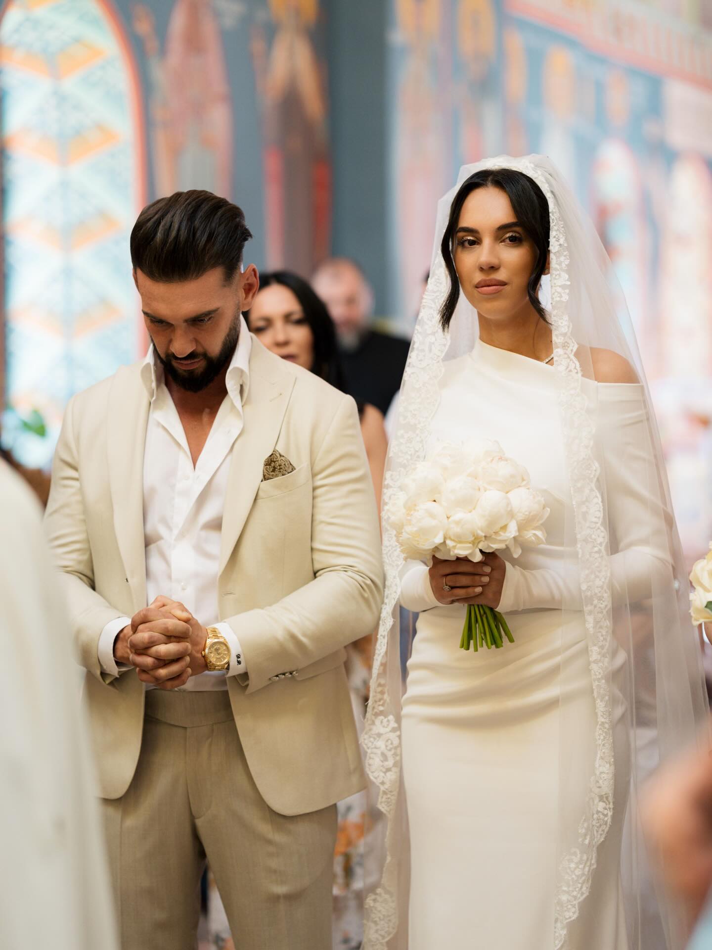 Ce rochie de mireasă a purtat soția lui Dorian Popa pentru cununia religioasă. Imagini emoționante cu cei doi în biserică