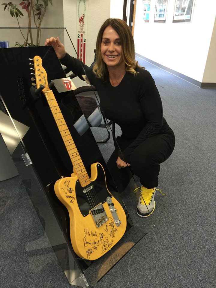 Legendara gimnastă Nadia Comăneci a primit cadou, de ziua ei, ^o chitară cu autografele celebrei trupe rock Rolling Stones / GALERIE FOTO