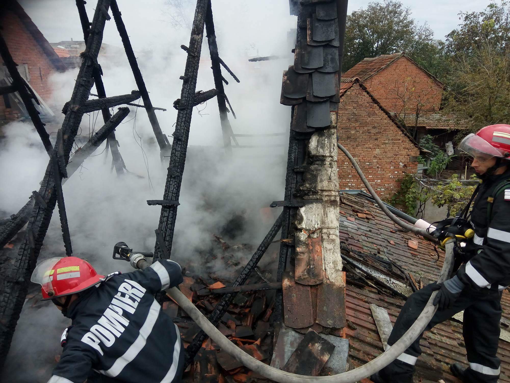 Incendiu violent la Caransebeș! Un scurt-circuit a produs panică FOTO&VIDEO