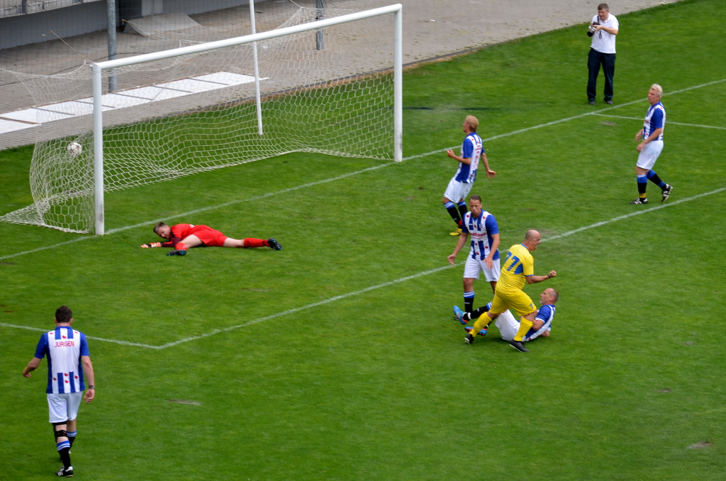 REPORTAJ cu sânge albastru/ Cine este echipa România Regală. Regele lor e golul! Amical cu etichetă cu Heerenveen, pe fostul stadion ”Carol al II-lea”