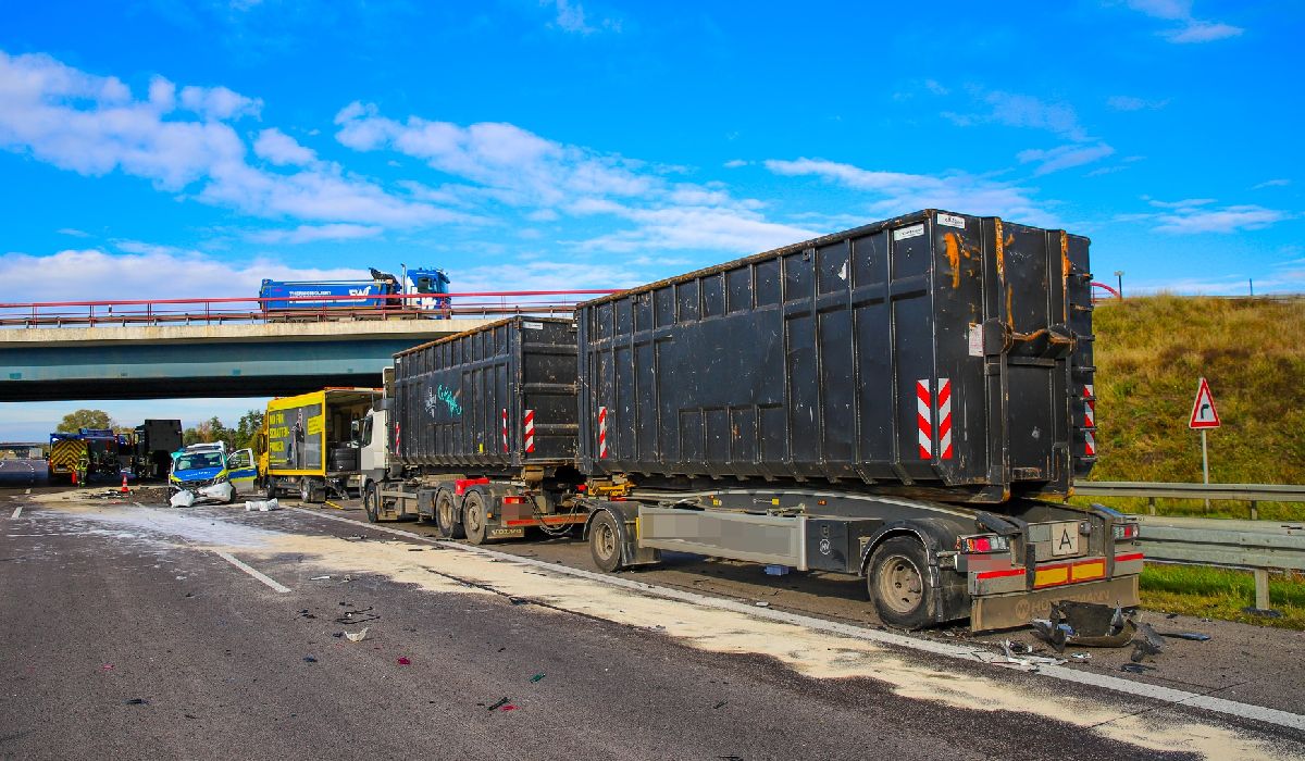 Doi ofițeri erau în mașina de poliție făcută praf de un șofer de TIR care conducea doar capul tractor, pe o autostradă din Germania