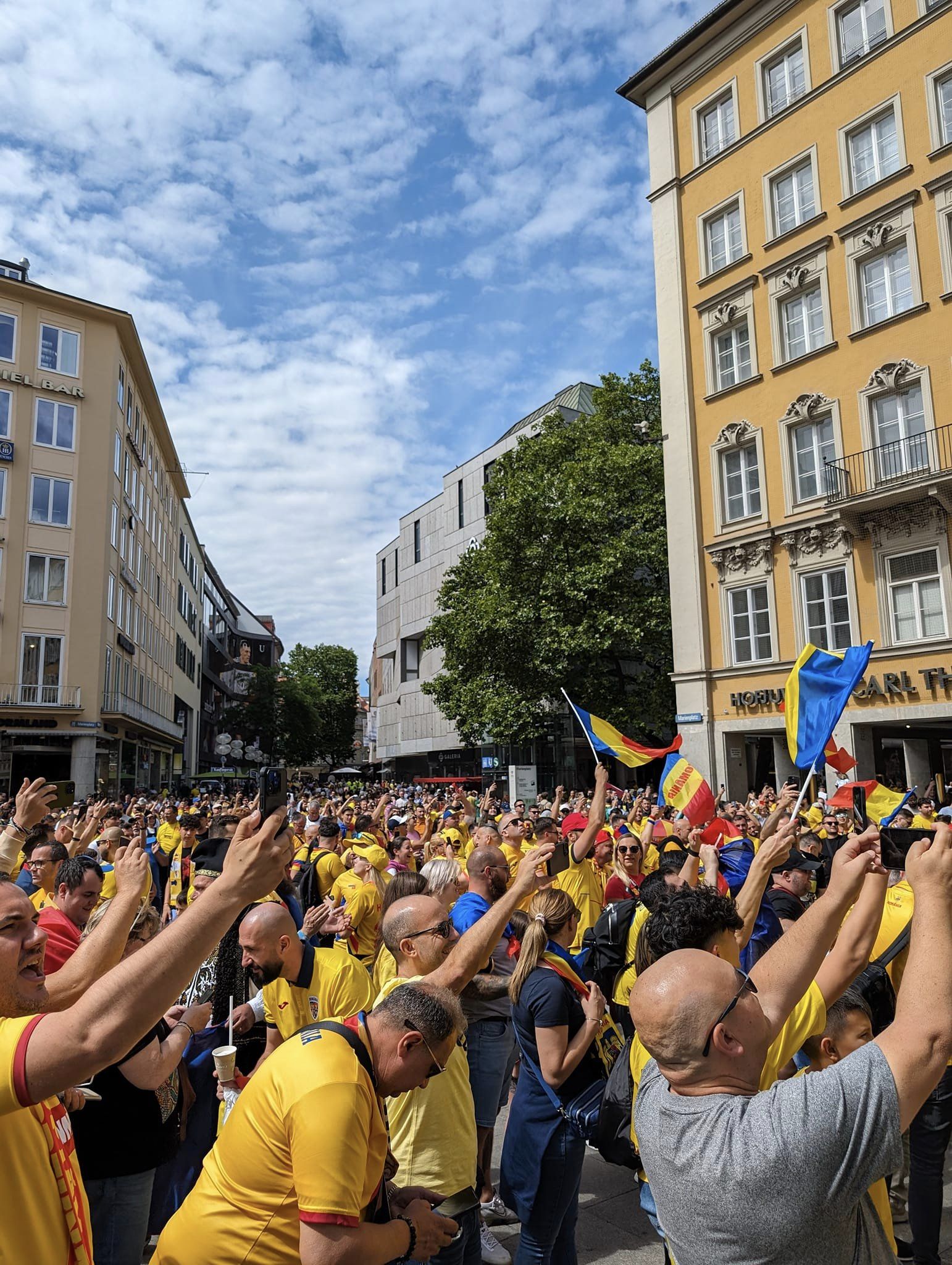 München, pământ românesc. Suporterii tricolorilor au luat cu asalt Marienplatz, „inima” capitalei bavareze, și, apoi, stadionul | FOTO și VIDEO