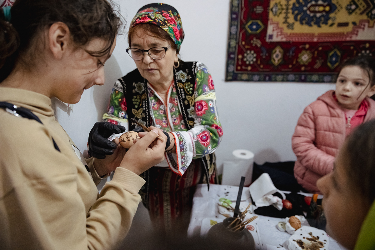 De Paști, la Muzeul Satului Vrâncean, sute de copii au lăsat smartphone-ul și au pus mâna pe chișiță, să încondeieze ouă. „Unii chiar au îndemânare, au ieșit lucruri faine”