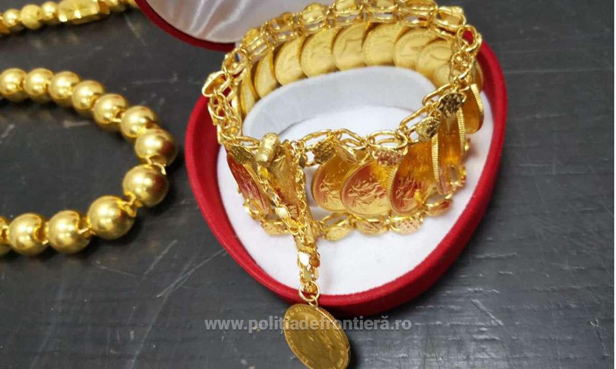 Trei kilograme de bijuterii, găsite în șosetele unui copil! Captură uriașă pe Aeroportul Cluj-Napoca