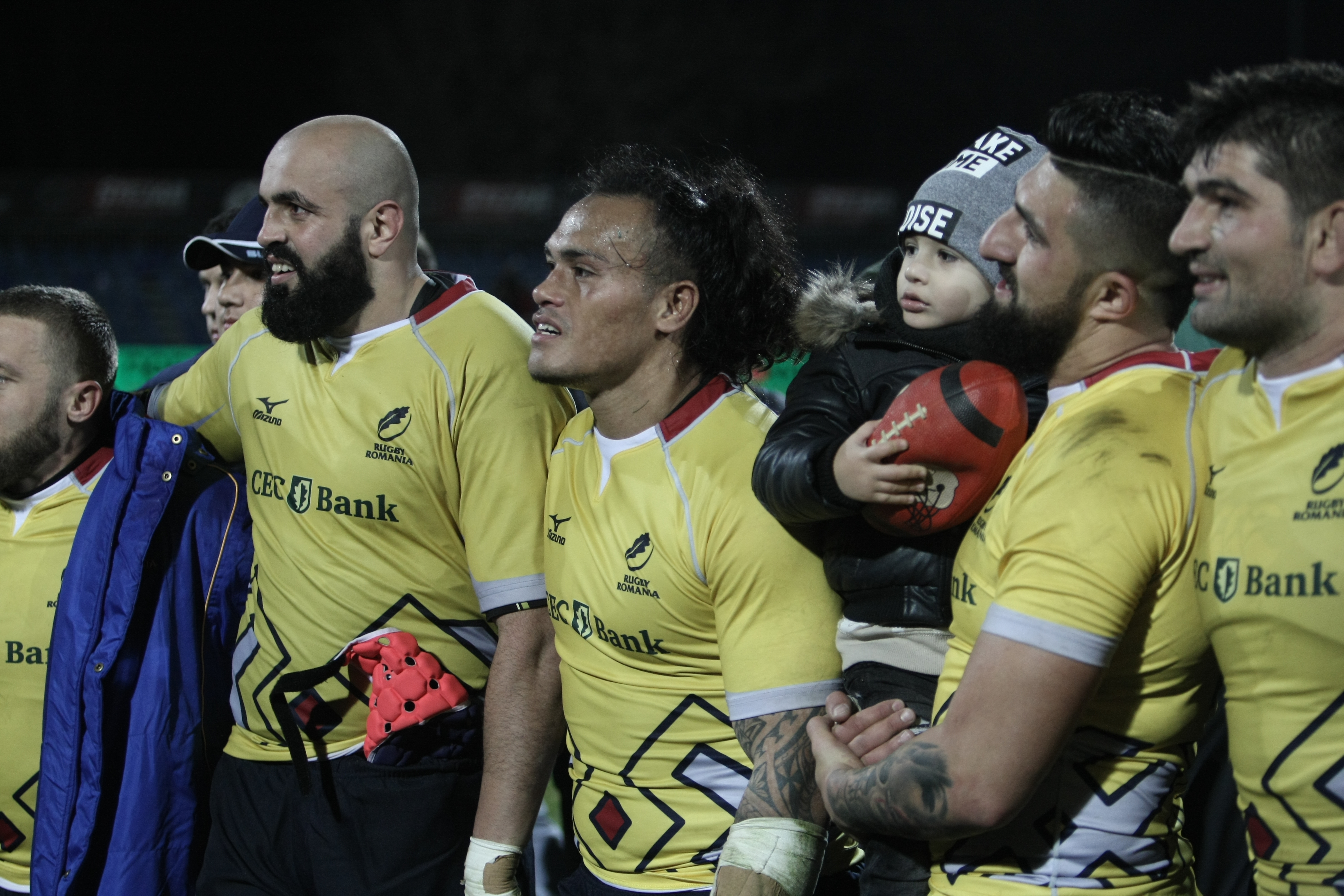 România a învins Canada la rugby. Fanii români au sărbătorit pe teren cu ”stejarii” și cu ”arțarii” | FOTO