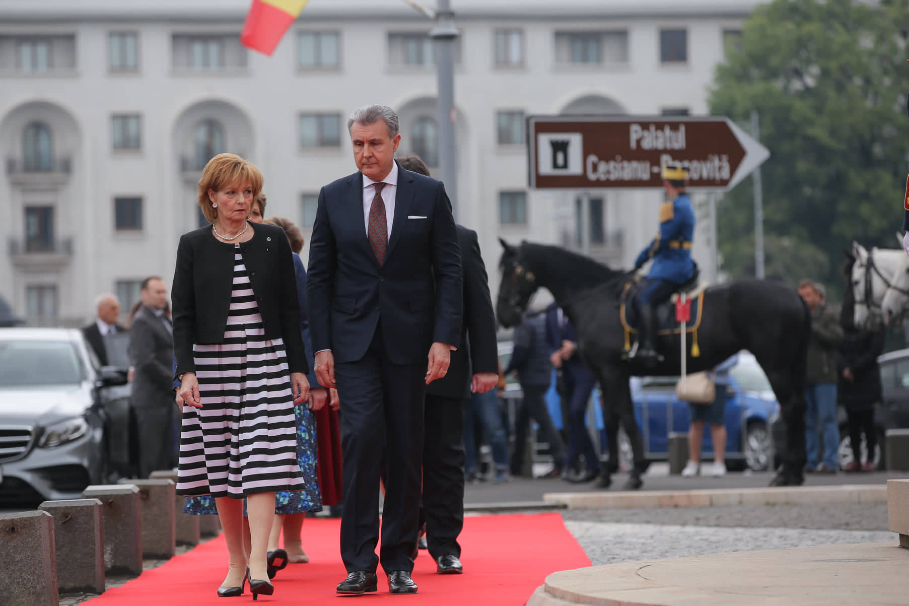 UPDATE. Ziua Regelui, marcată prin manifestări culturale. Ceremonie militară şi depuneri de coroane de flori la statuia Regelui Carol I din Piaţa Palatului Regal | FOTO&VIDEO