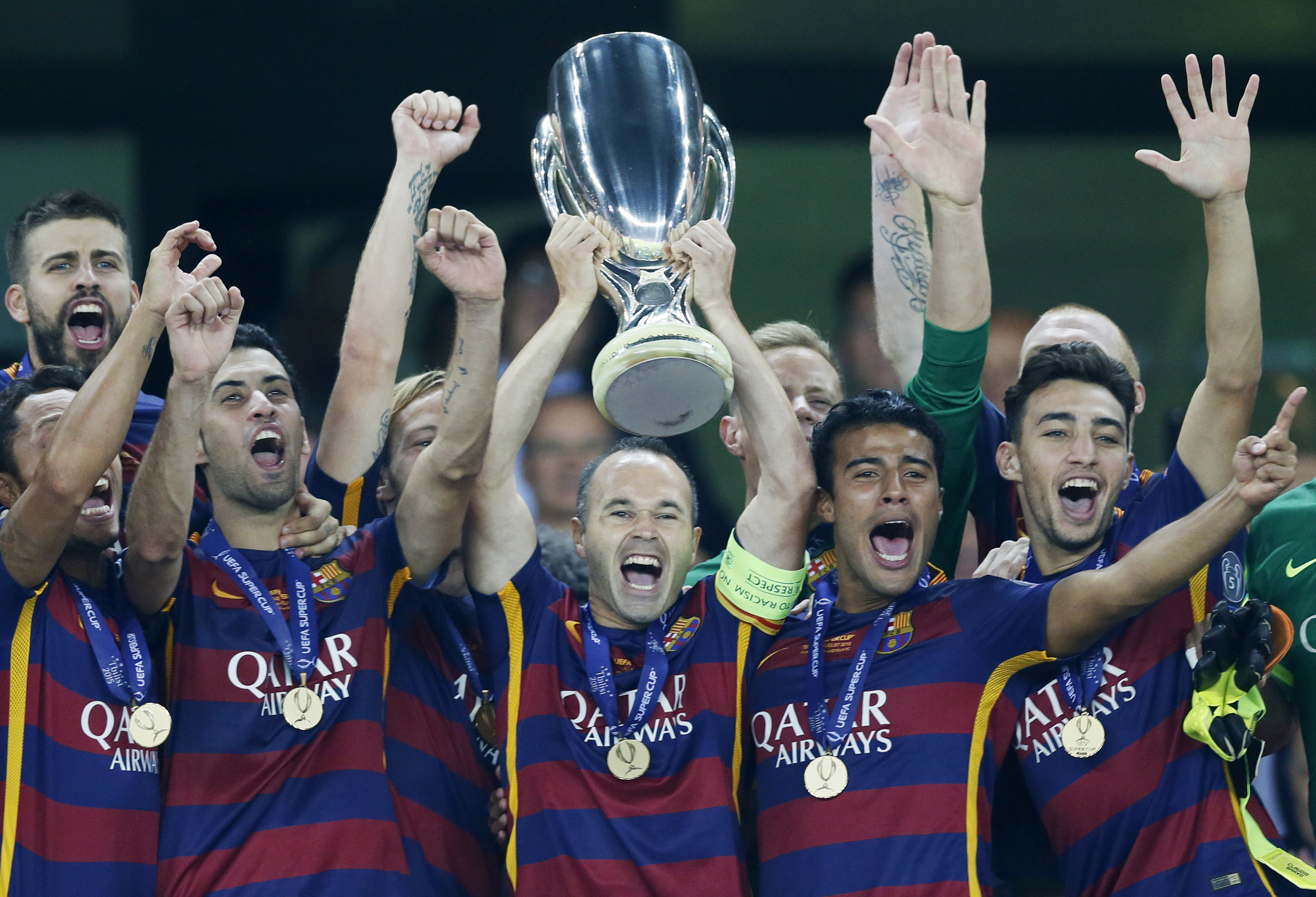 Supercupa Europei: FC Barcelona - FC Sevilla 4-4, 5-4 după prelungiri. Fabulos! Unul dintre cele mai frumoase meciuri din istorie. Andaluzii au revenit miraculos, de la 1-4! ^Legitimat la Sevilla, Raul Rusescu n-a fost inclus în lot, ci se pregătește separat, așteptând să fie iarăși izgonit / GALERIE FOTO & VIDEO