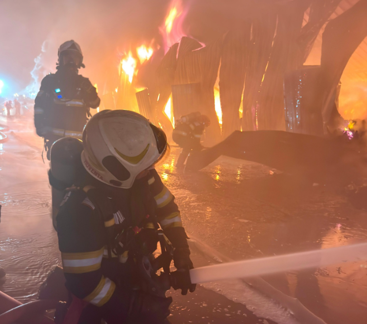 Incendiu la complexul Dragonul Roșu. O hală s-a prăbușit parțial, iar autoritățile au emis mesaj RO-Alert