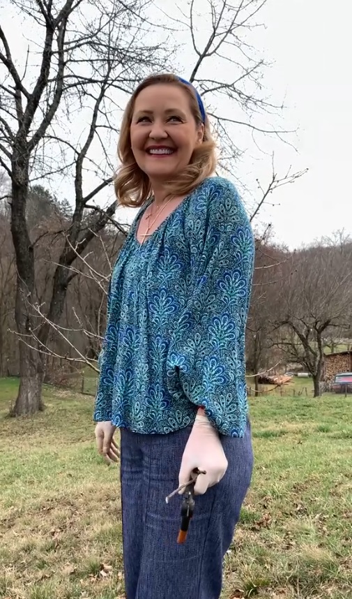 Imagini cu Elena Lasconi în grădina casei sale din Câmpulung Muscel. A dat cu sapa, a greblat, iar apoi a plantat flori de primăvară