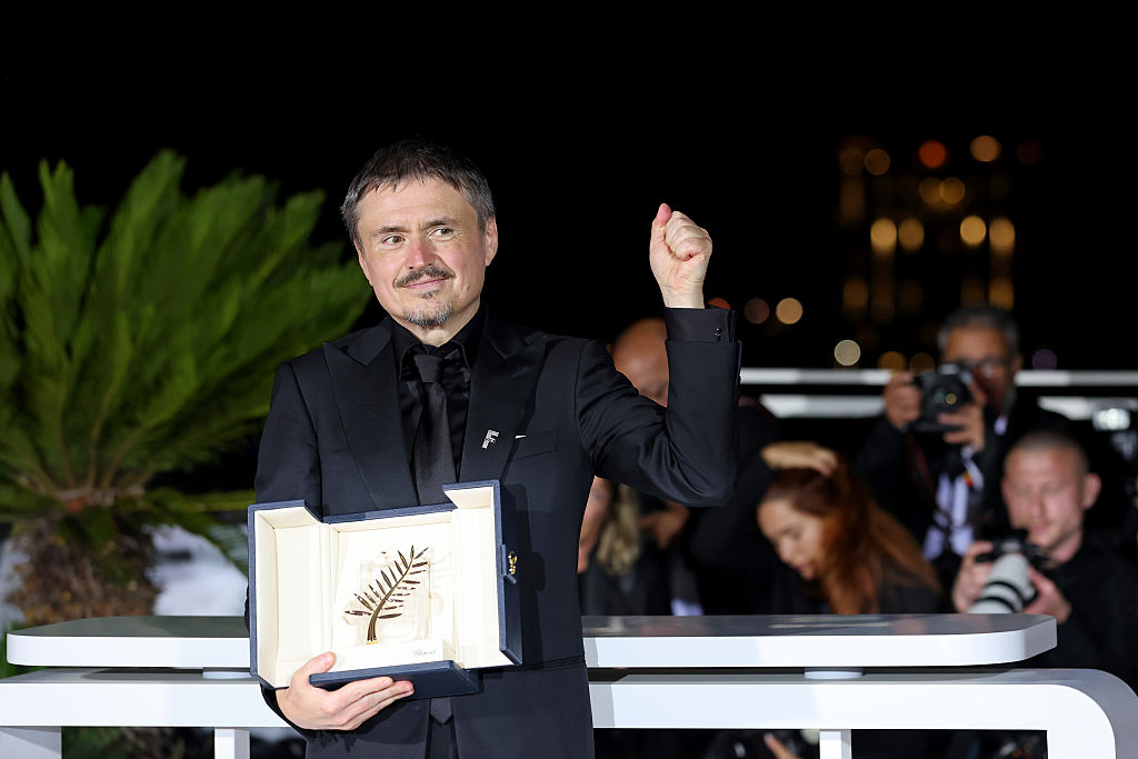 Cristian Mungiu scrie istorie la Cannes după ce a câștigat al doilea „Palme d'Or” din carieră cu filmul „Fjord”