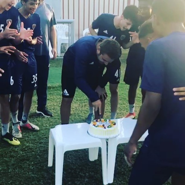 Adrian Mutu a fost sărbătorit cu tort la Al Wahda. Antrenorul a fost bătut cu frișcă de jucători | GALERIE FOTO&VIDEO