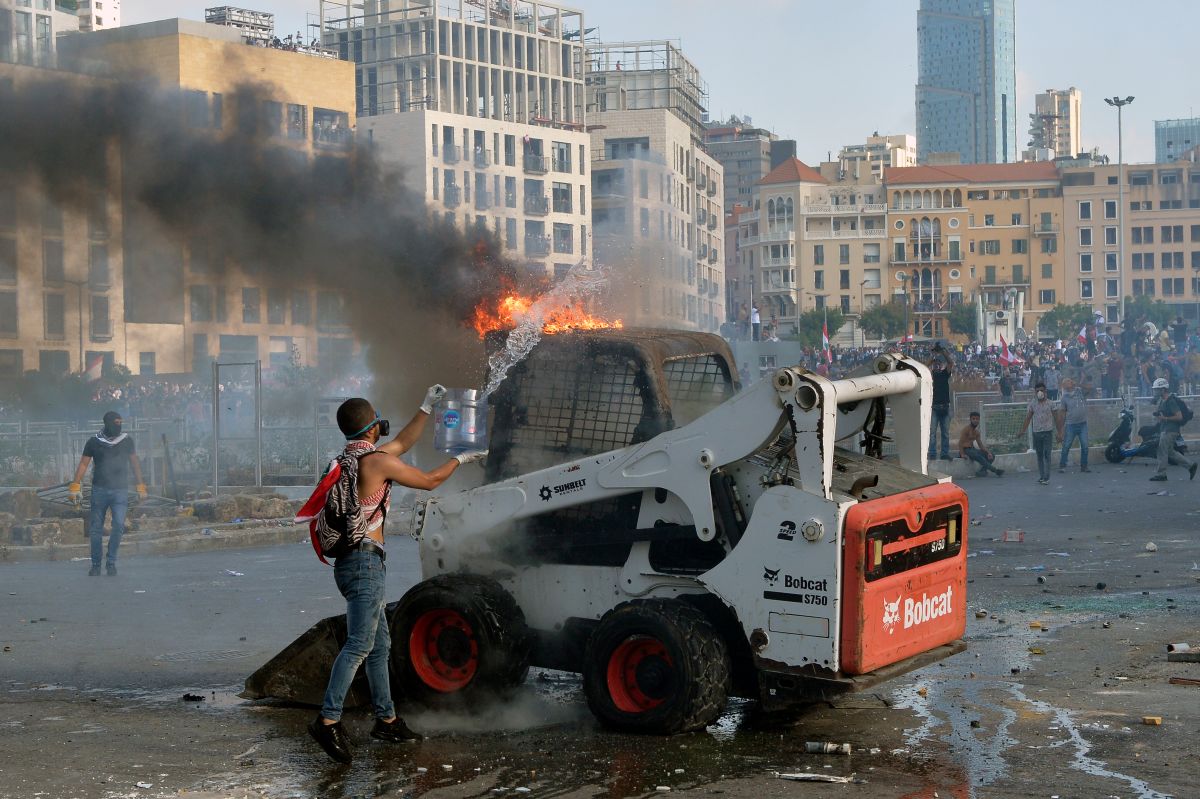 Proteste violente în Beirut | Manifestanții au ocupat mai multe ministere. Peste 200 de persoane au fost rănite, iar un polițist a fost ucis