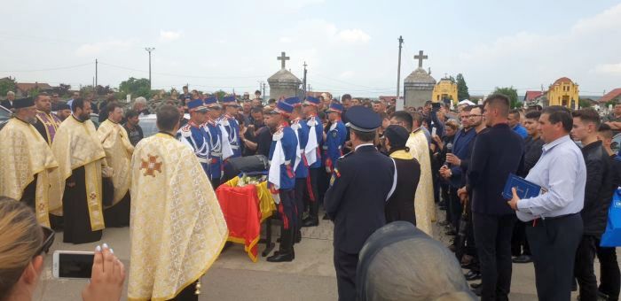 Polițistul Cristian Amariei, omorât în misiune, a fost înmormântat la Recaș. Peste 1.000 de oameni, la funeralii / VIDEO