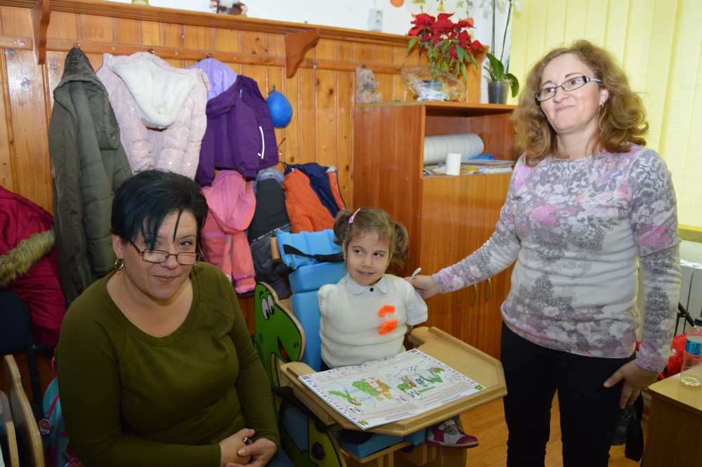 EXCLUSIV/ Delia, fetița care în pofida handicapului grav merge la o școală obișnuită, s-a integrat bine în colectiv: "Îmi place mult la școală"/FOTO