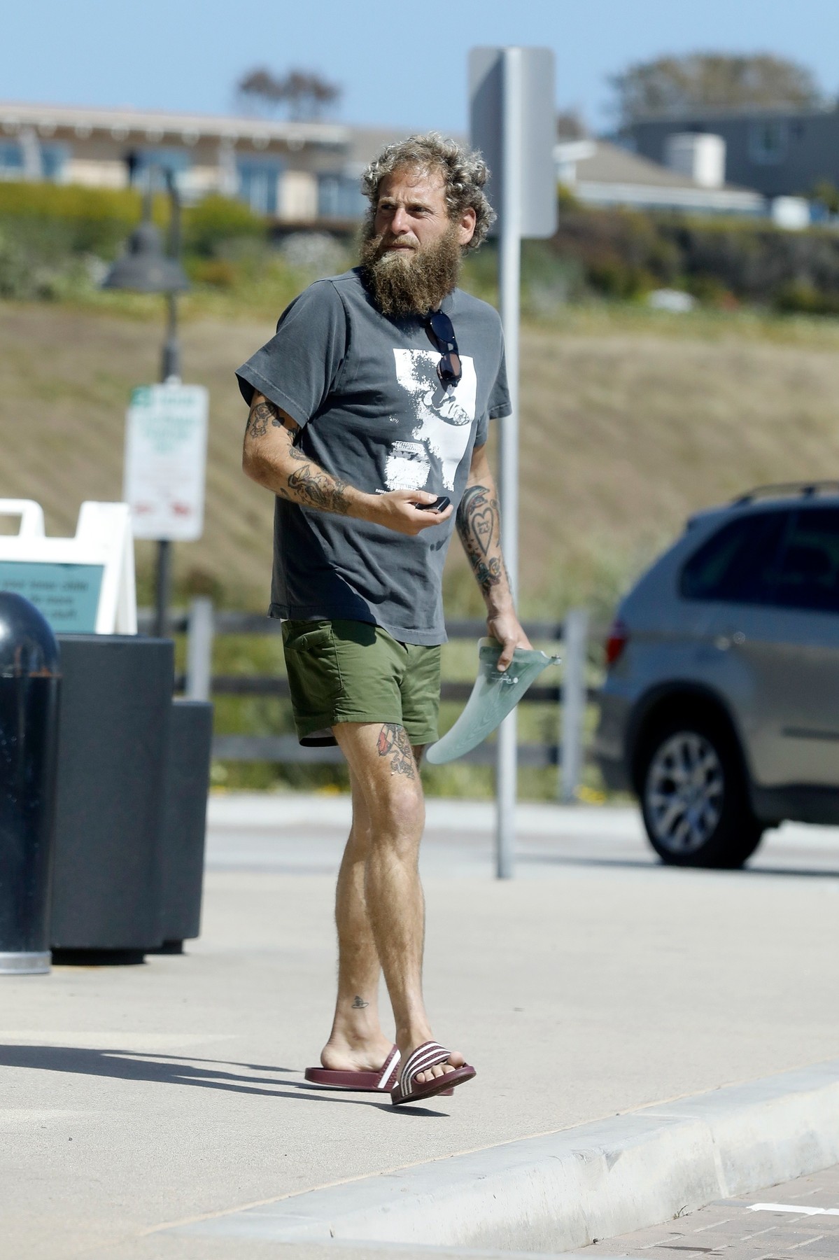Jonah Hill a ajuns de nerecunoscut. A fost fotografiat în pantaloni scurți și nebărbierit de luni bune, după ce a slăbit colosal