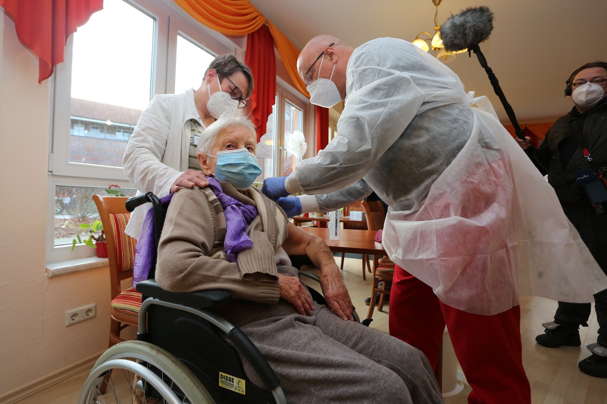 Demnitatea veteranilor români, care-și așteaptă rândul la vaccinare, după ce alte țări au început cu ei: „Nu mă grăbesc”