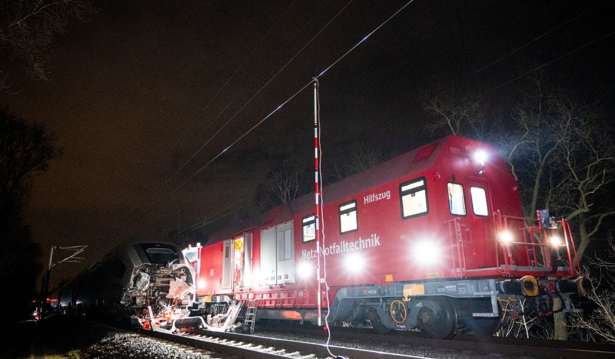Un șofer român de TIR a sărit din cabină și a lăsat camionul pe șine, când a văzut că vine trenul, în Germania. Un mort și 25 de răniți