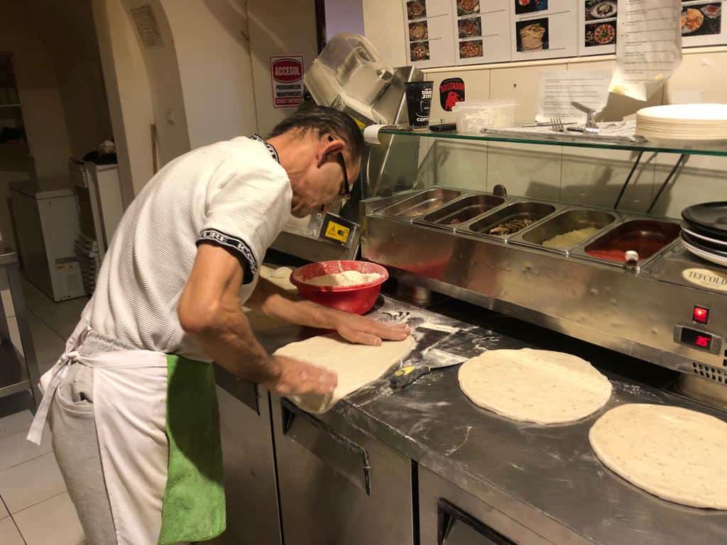 VIDEO. Povestea lui Marco, bucătarul italian din Cluj care i-a gătit lui Emil Boc. „Am pasiunea de a face mâncare pentru oameni”