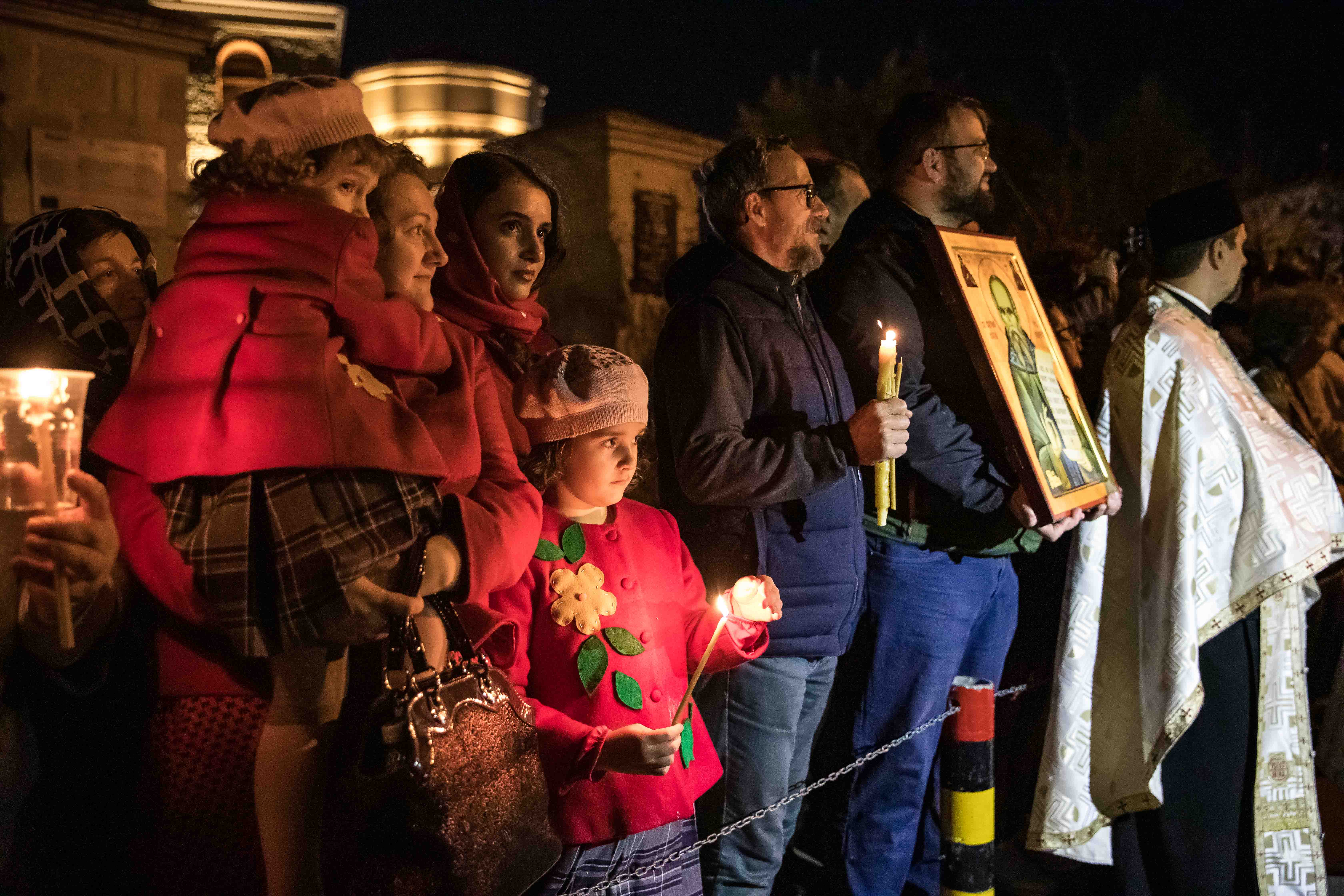 După doi ani cu restricții, moaștele Sfintei Parascheva au fost plimbate din nou prin Iași. „Ne întâlnim cu prieteni pe care nu i-am mai văzut dinainte de pandemie”