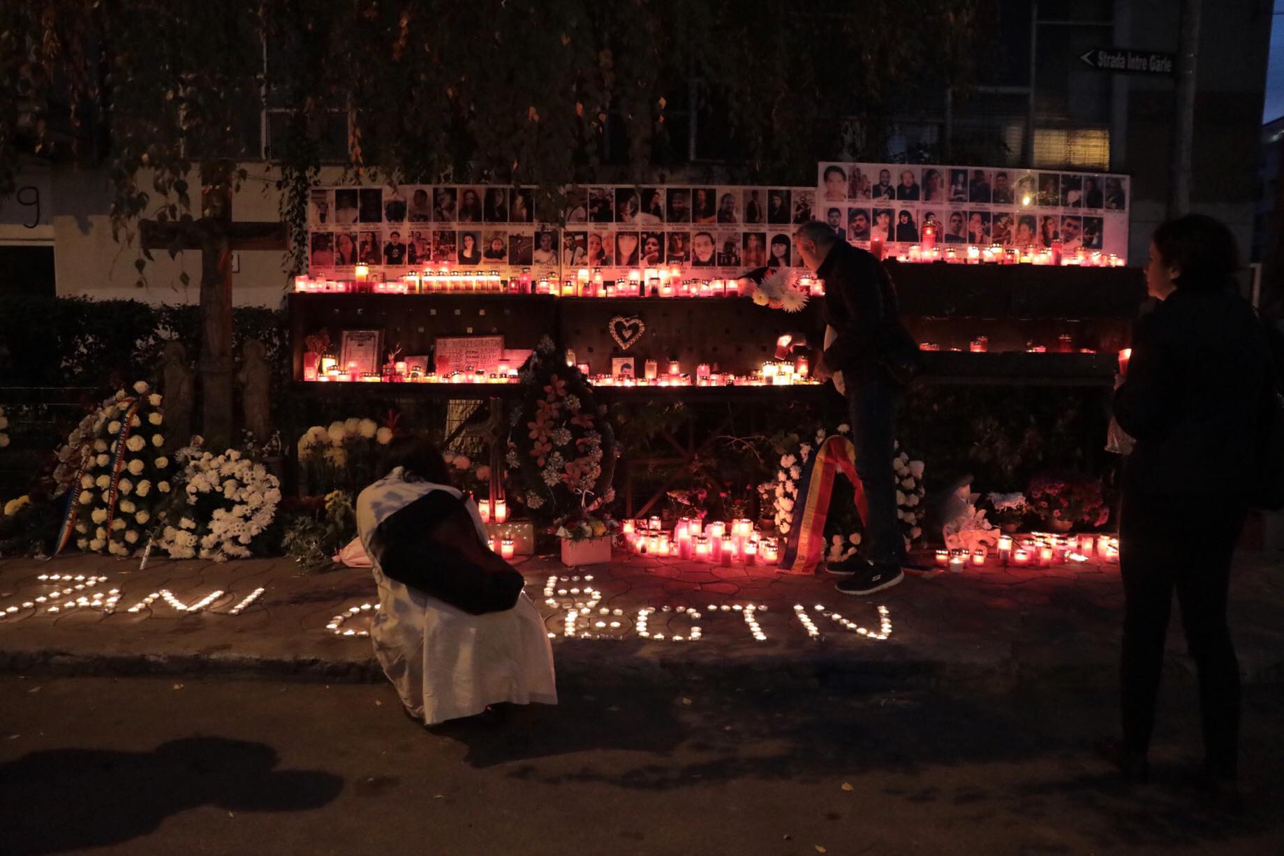 Marș în memoria victimelor de la Colectiv. Fotografiile tinerilor care au murit au fost așezate în fața Parchetului