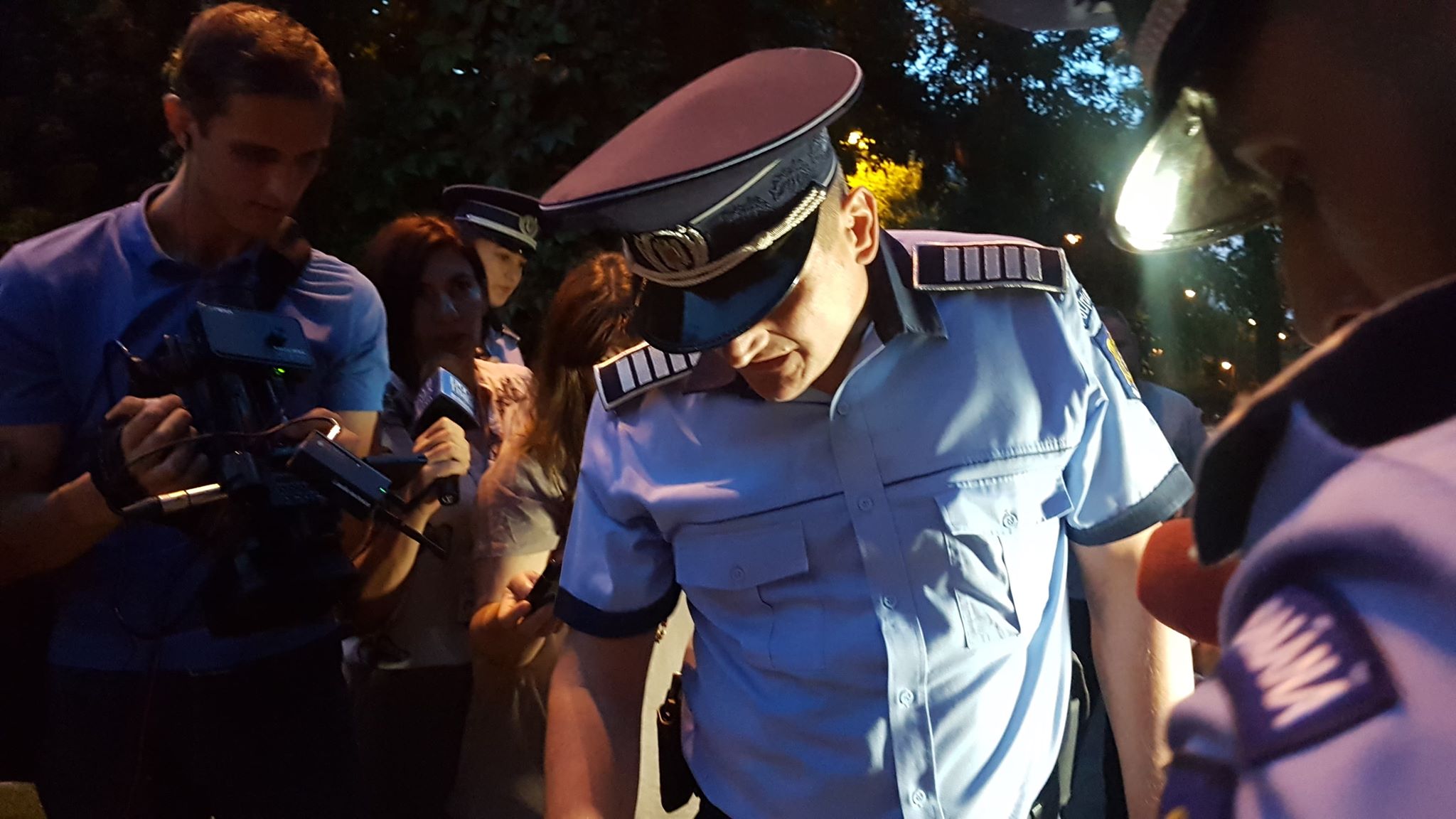 VIDEO | Protestatarul Marian Moroșanu, zis Ceaușescu, a fost încătușat în fața sediului PSD! „Mi-e rău, m-ai apăsat pe inimă!”