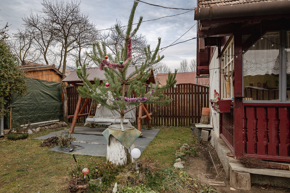 Cum arată Sărbătorile sfârșitului de an într-un sat majoritar maghiar din Covasna: „Degeaba ne văităm, pensia tot mică rămâne”